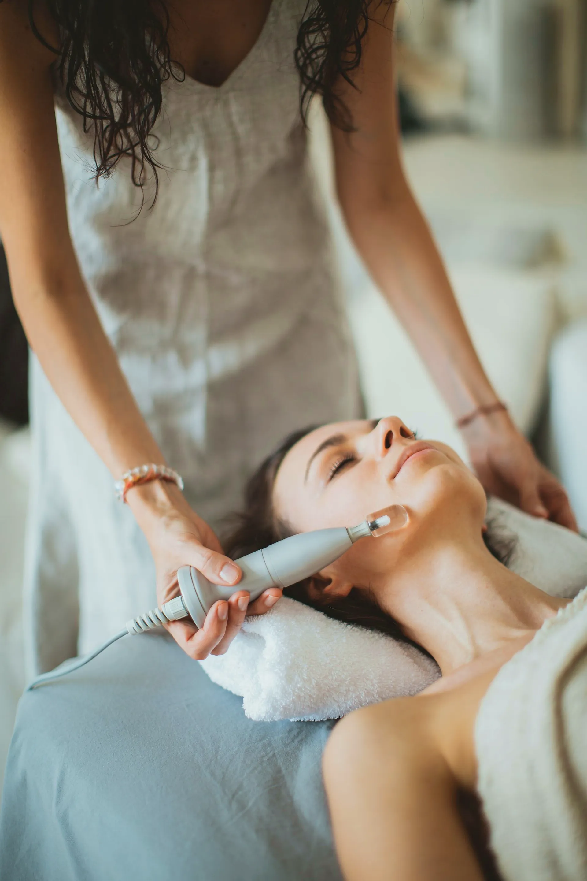 Tratamiento facial con aparatología