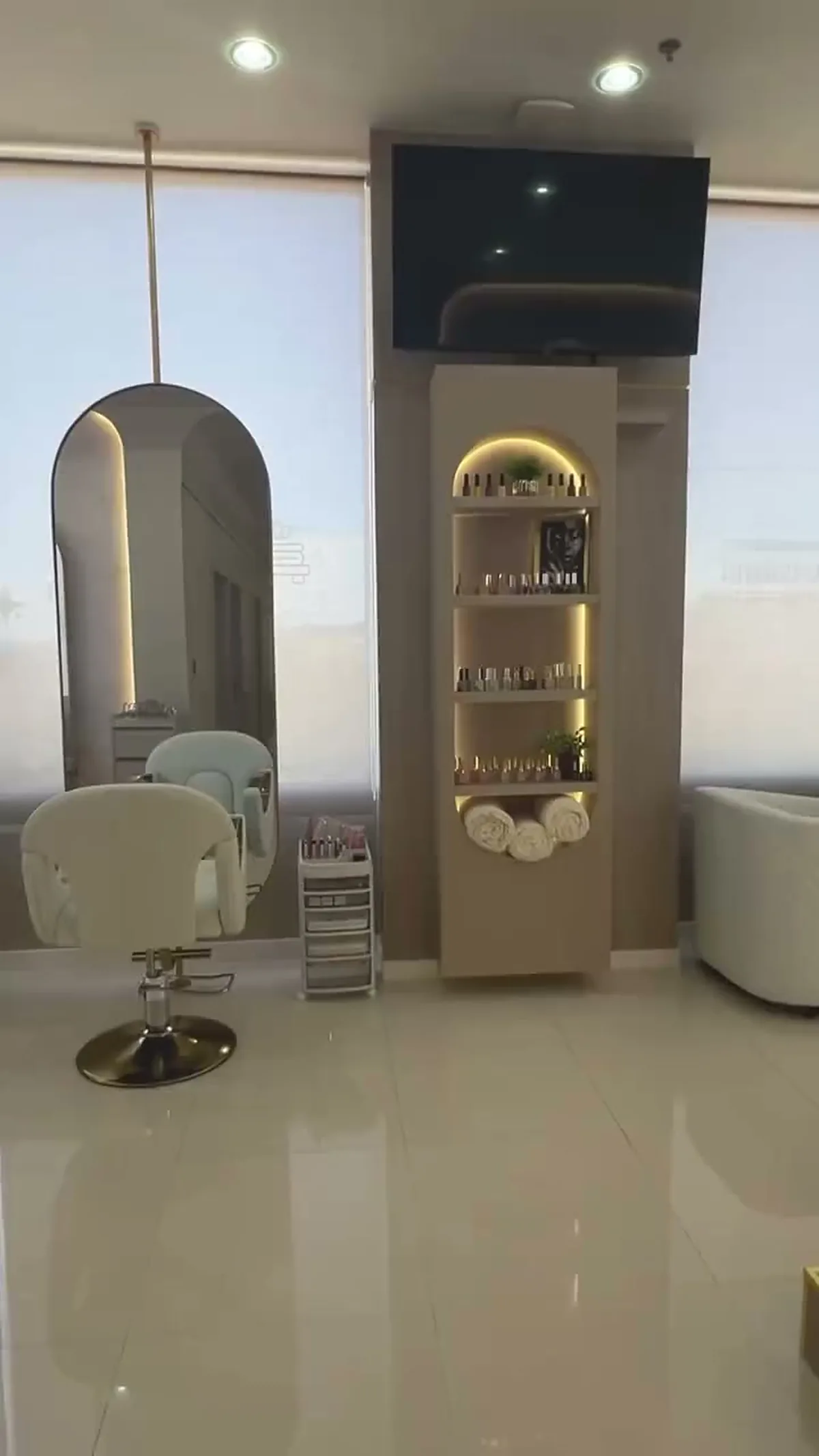Vitrina iluminada con productos junto a los puestos de trabajo